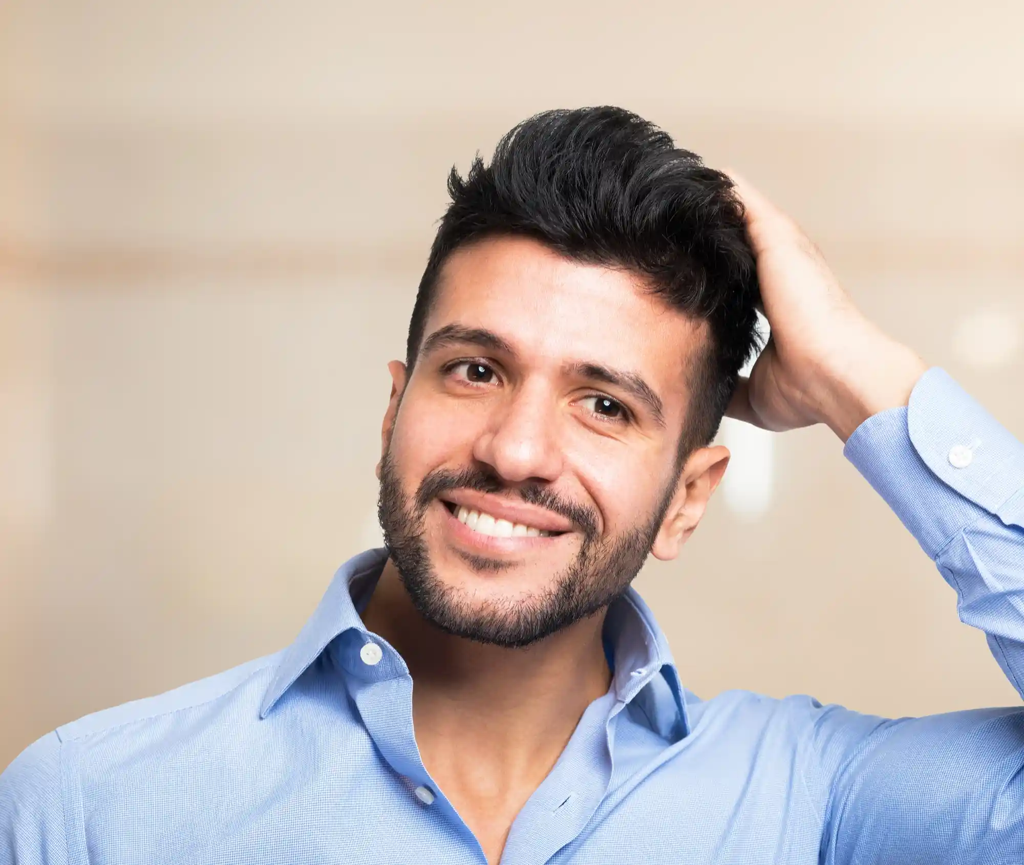 Un patient après avoir choisi entre DHI vs FUE.